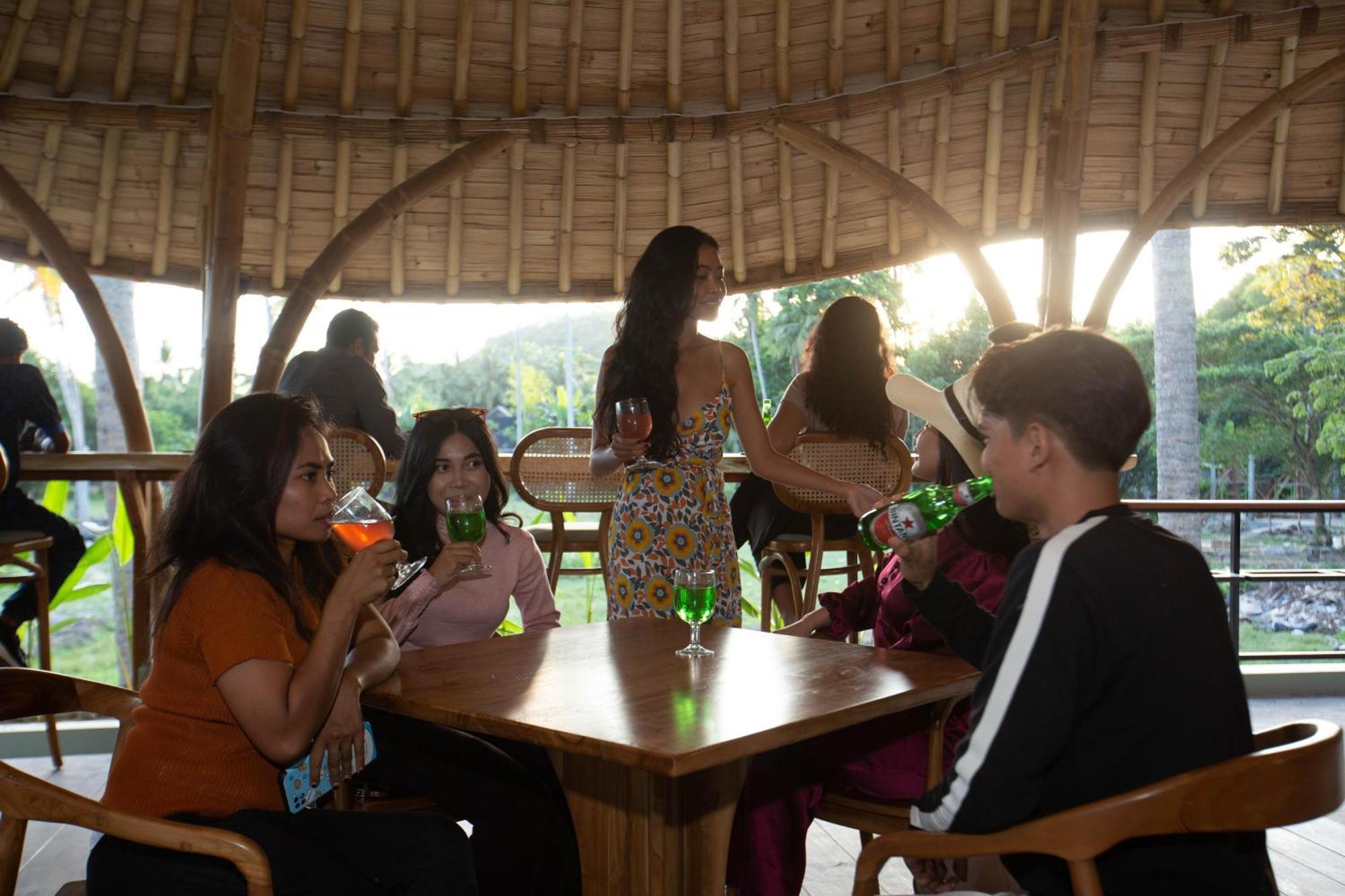 Tropik Resort Lombok Selong Belanak Exterior foto